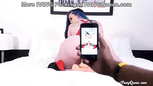 PawGQueen Ryan улыбается, просит друга снять ее на видео во время скачки на секс-игрушке