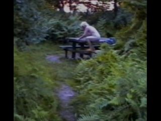 成熟的英国人妻艾米在树林里赤身裸体
