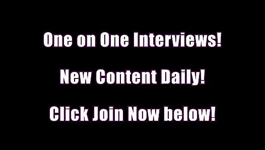 Anika Darling soyunuyor ve kıllı amıyla oynuyor