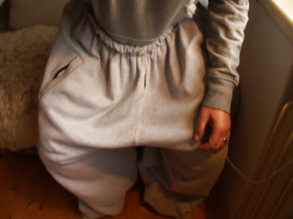 throug the hole in my baggy sweats I can cum