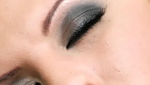 Cewek hot rambut cokelat ini lagi asik muasin memeknya pakai dildo sendirian