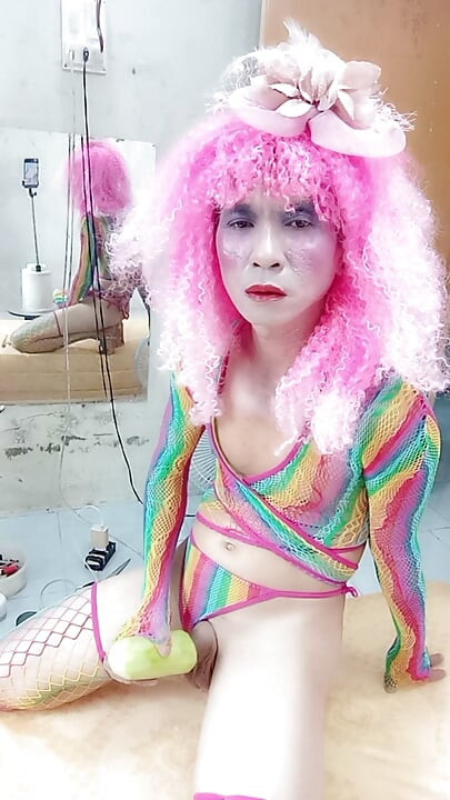 Transgender Le veste-se de forma sensual e brinca com copos de sexo. Peitos artificiais
