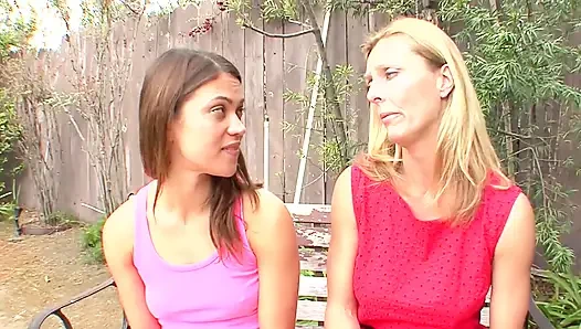 Tante seksi lesbian menggoda gadis remaja imut sampai mergokin dia kepuasan untuk jilat memek