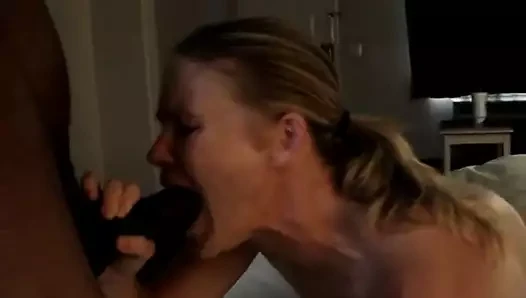 Blonde hete vrouw verslindt de grote zwarte lul van haar minnaar