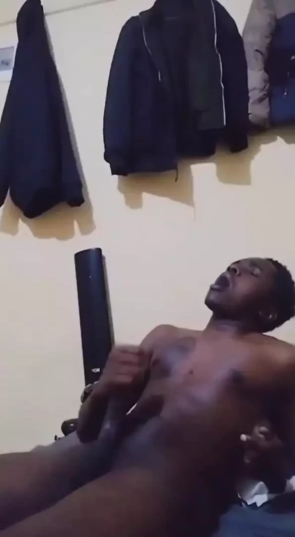 Lo scopatore ragazzo nero tatuato mostra la sua grande pistola e sega