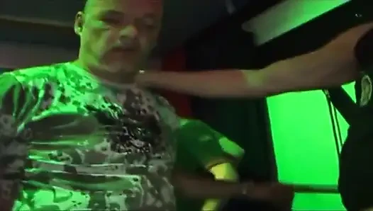 Wilde club-orgie mit geilen schätzchen lutscht und leckt überall