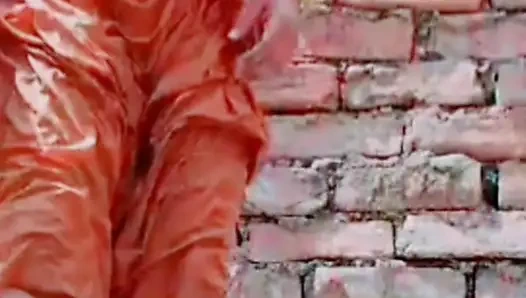 Beim baden nimmt die dorffrau nackt ein bad, nachdem sie sich komplett ausgezogen hat