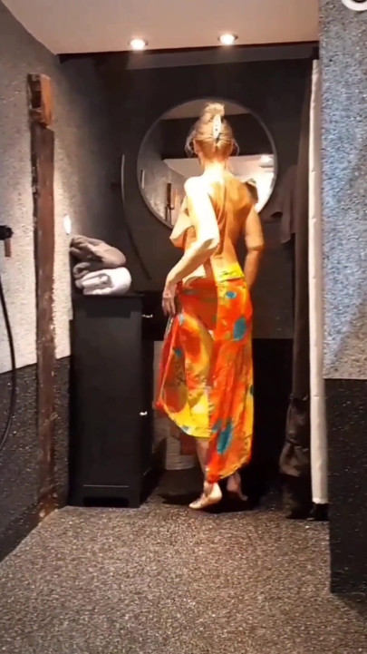 Selena lagi asik joget sambil bugil