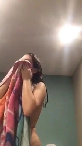Menina magra com mamilos grandes e inchados depois do banho