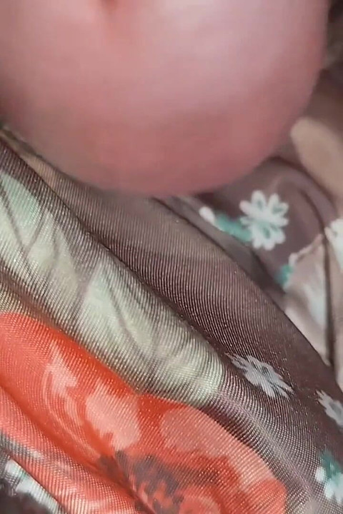 Член стає твердим, коли виходить з отвору шортів.