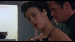 Jennifer Tilly - homme avec une arme à feu