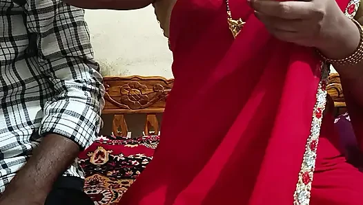 Azgın komşu teyzem genç bir adamı baştan çıkarıyor genç oğlan Telugu sesiyle sikişiyor
