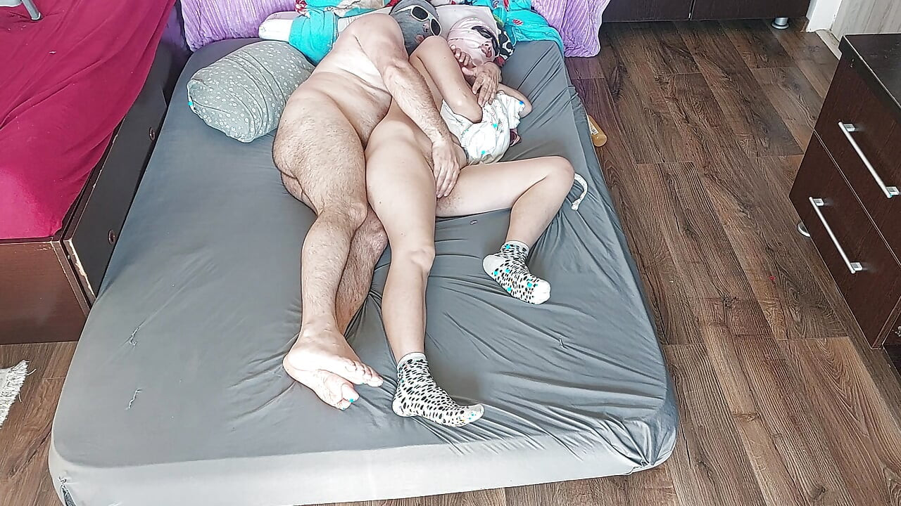 Vorspiel im Schlafzimmer mit einem Amateurpaar. Ich wichse auf den dicken Arsch meiner Frau.