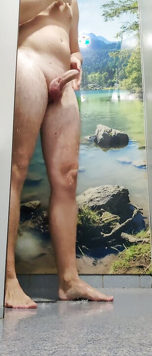 KONTOL KERAS di bawah shower dan pembersihan menyeluruh