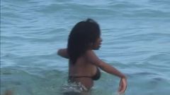 Des filles noires en maillot de bain font la fête, nagent et exhibent leur corps