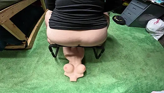 Aku lagi asik muasin memek sempitku pakai mainan seks ukuran raksasa