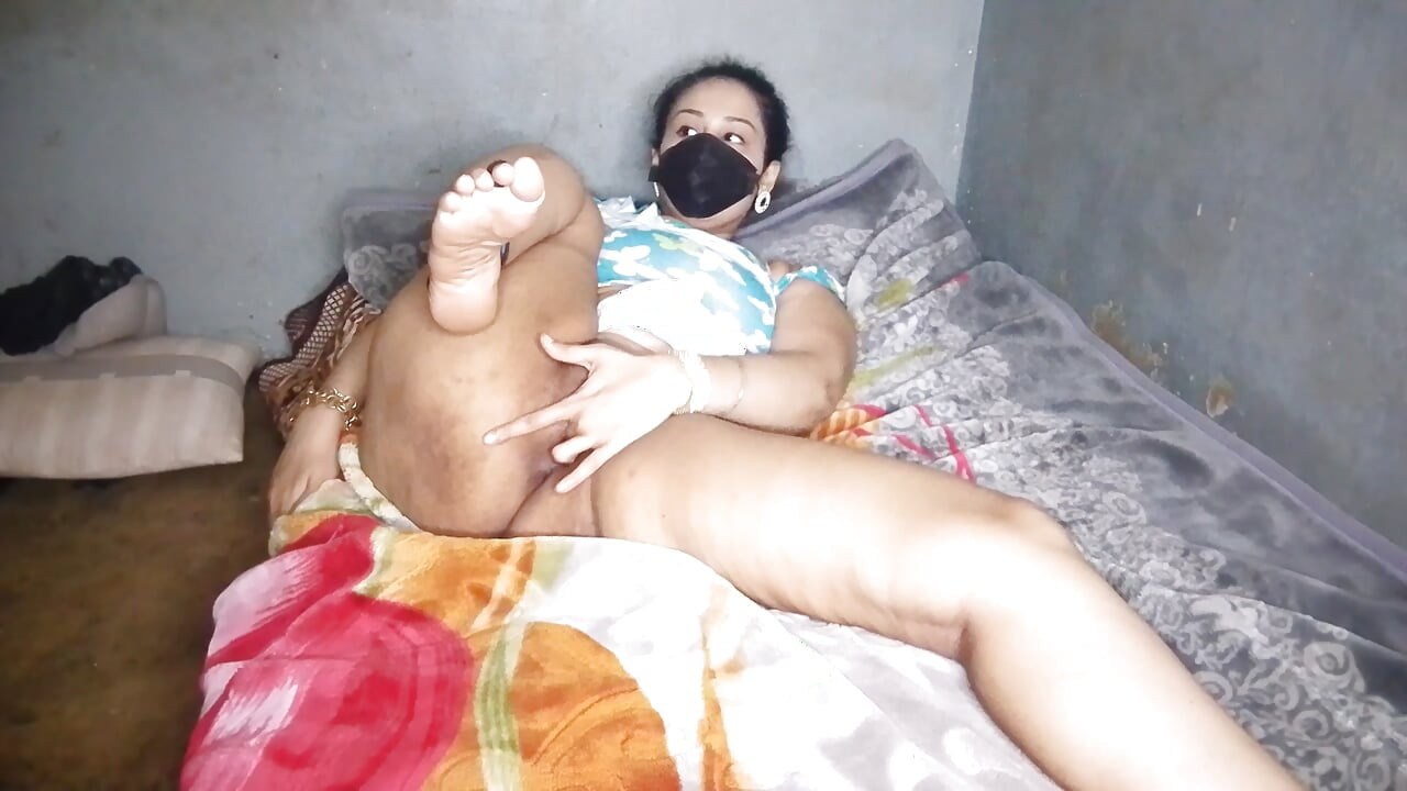 Vagina joven y grande calentándose para una doble penetración
