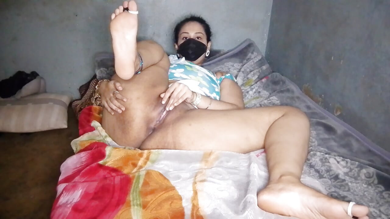 Big young vagina warning up for double penetration