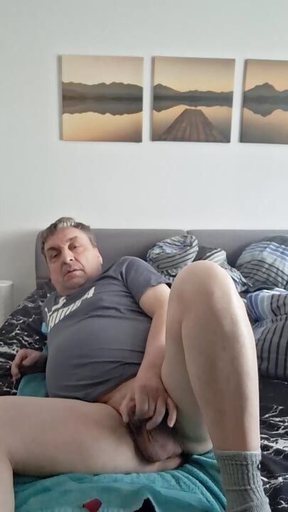 На кровати 2