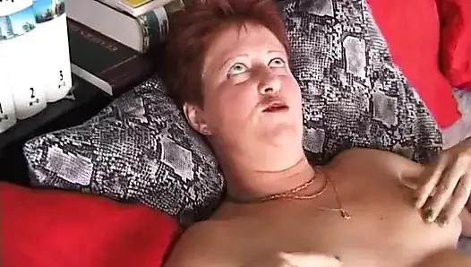 Rothaarige spielt mit ihren fingern und seinem schwanz
