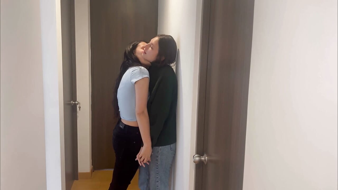 Lesbian muncrat di celana dalam mereka lesbian muncrat di celana dalam mereka