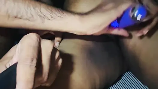 Tombul tombul orta yaşlı seksi kadın kocasının arkadaşıyla eğleniyor. Azdırma videosu için poz verdiği için çok azgın.