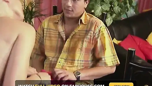 Almanya'dan mükemmel sarışın hatun yarağa biniyor ve götünü yalıyor