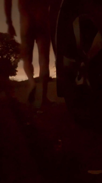 交通量の多い道路の脇で裸になっていると、たくさんの車が私の横を通り過ぎますが、誰でも私を見ることができたでしょう | クリップ 1