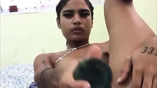 Cewek hot ini memeknya pakai jerami di rumah