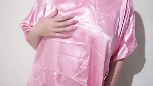 Endonezya pornosu şeffaf saten elbiseyle banyo yaptıran büyük memeli bir kıza dikizliyor