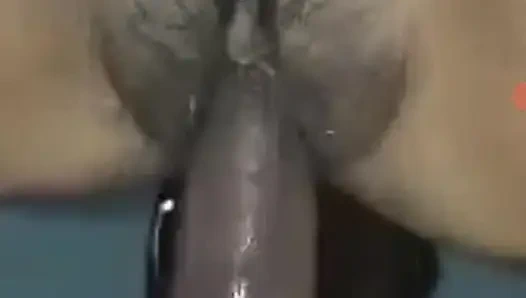 O kadar çok fışkırtıyor ki yarağımdan aldığı his için vücudunu kıkırdatıyor