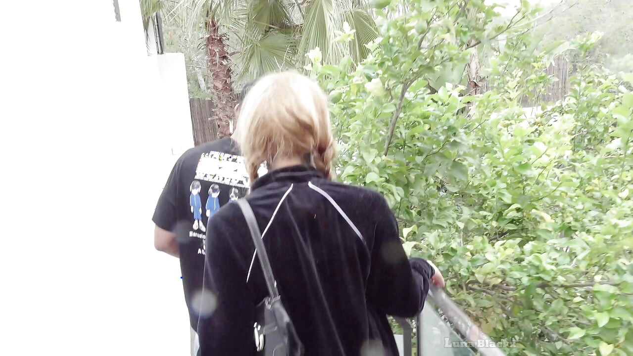 Camino Por La Calle Buscando a Alguien Para Follarme Duro Y Lo Encuentro - Luna Blackx X Jesus Reyes