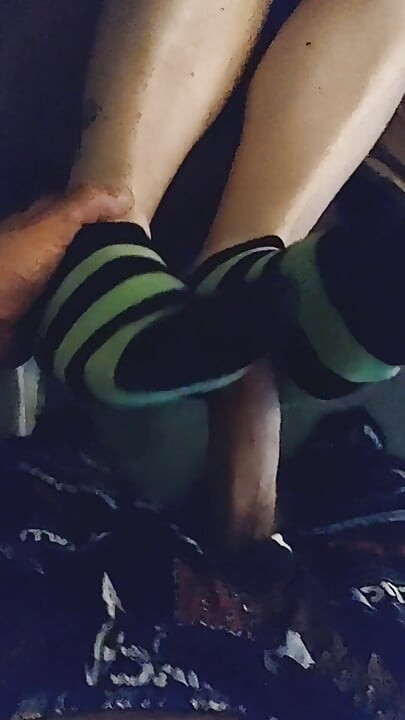 Sockjob pergelangan kaki yang sangat seksi & handjob kaus kaki
