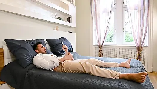 Nina Hills шпионит за мной