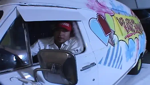 Pemandu sorak imut dientot dan dicrot di mulut