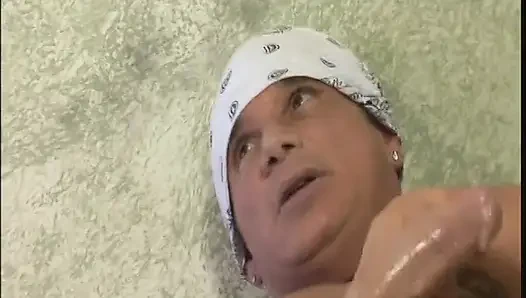 Büyük memeli esmer sert yarağa binerken klitorisini ovuyor