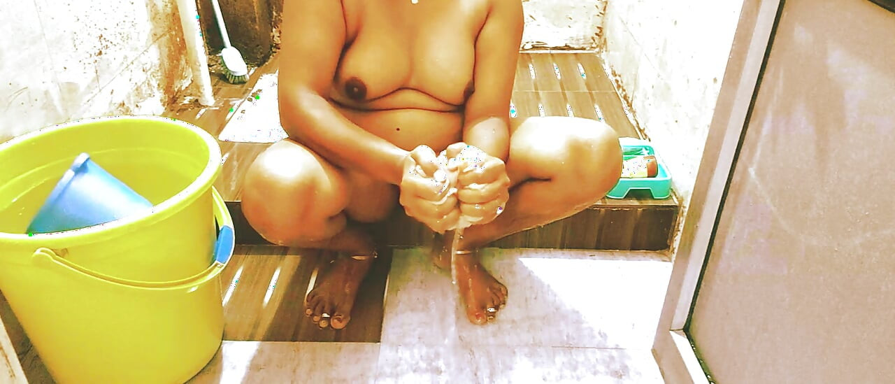 Boobs, hips, hopes, Desi Bhabhi's full body massage look and enjoy the body massage in the bathroom and enjoy rubbing the pussy.