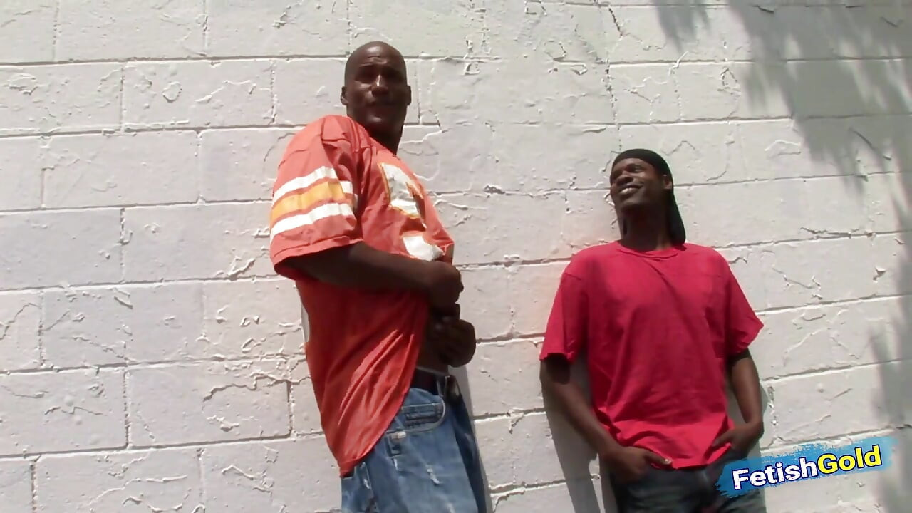 서로를 불고 격렬한 애널 섹스를 하기 위해 친구를 유혹하는 발정난 흑인 남자