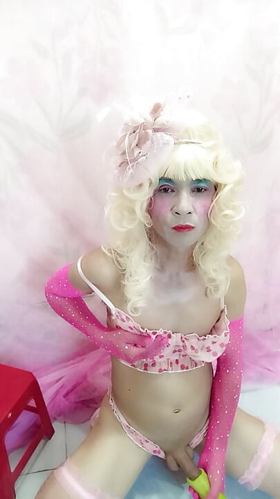 Oanh Le transgender wearing sexy lingerie porn avalanche using new technology