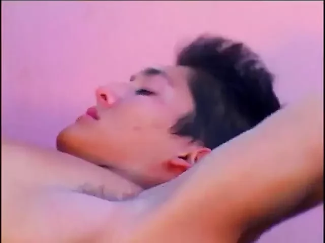 Dos chicos gays follando bajo el sol