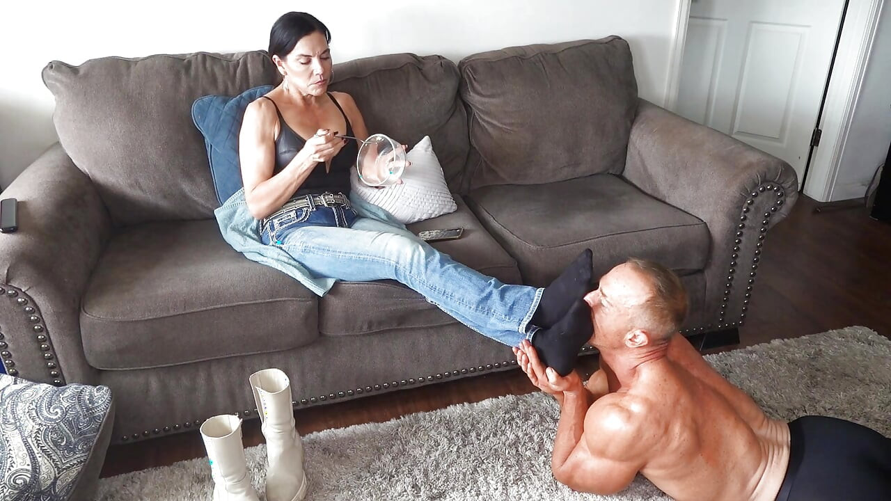 Worshiping the Reeky, Sweaty Black Nylons of Goddess Zephy!