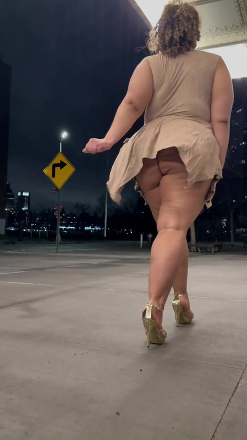 Mami boricua con piernas gruesas, culo gordo, nalgona bbw parecida a Angie Love dominando en público caminando con movimiento y tacos altos | clip 2