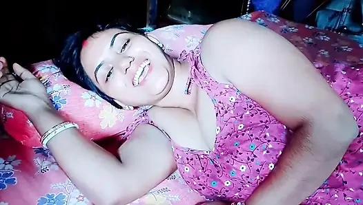 Hintli tarzı yeni çift üvey kız kardeşinin önünde viral sert sikişiyor