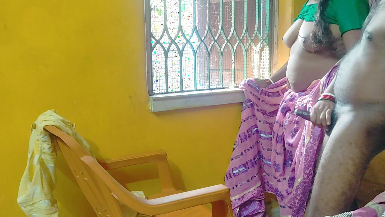 Indianca Bhabhi privea pe stradă afară lângă fereastră. M-am dus pe la spate și am futut-o.