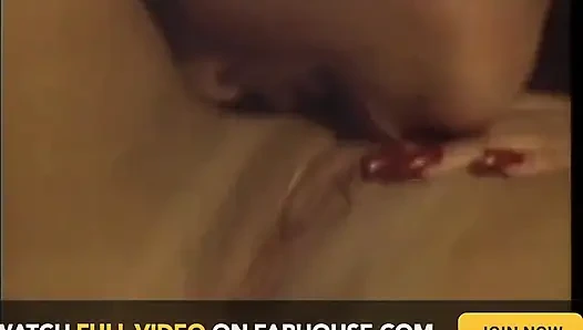 Drei geile MILF genießen es, ihre nasse muschi fingern zu lecken, bevor sie sich gegenseitig ficken