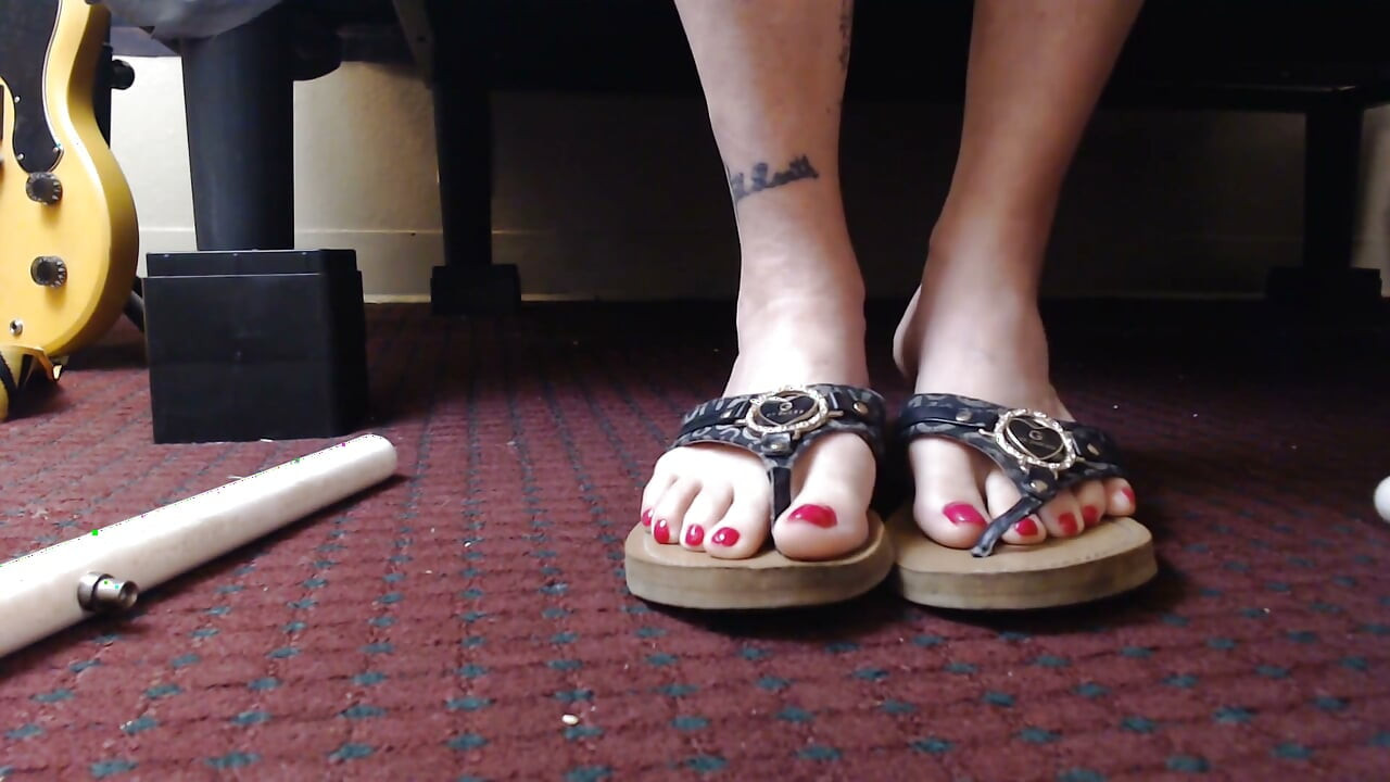 Red Nails Black Elegant Guess Flipflops