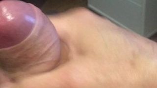 Волосатый необрезанный крайней плоти пенис с оргазмом с камшотом