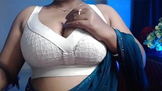 सेक्सी हॉट लड़की के युवा स्तन अपनी ब्रा खोलकर शो करते हैं।