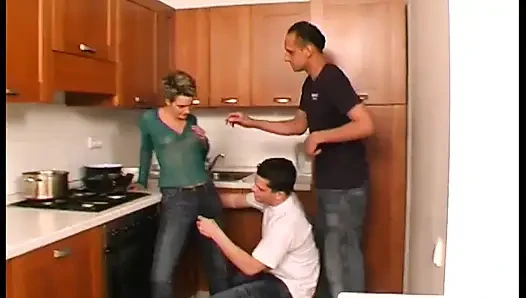 Jilat memek sambil fingering memek dan fetish seks threesome di dapur