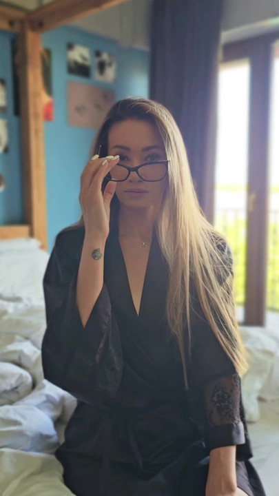 Heiße asiatische frau mit brille in seidenrobe